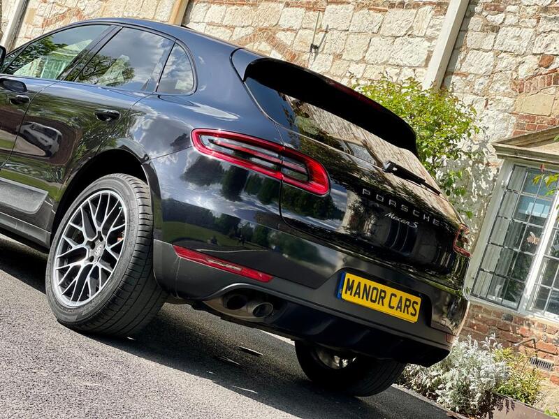 PORSCHE MACAN