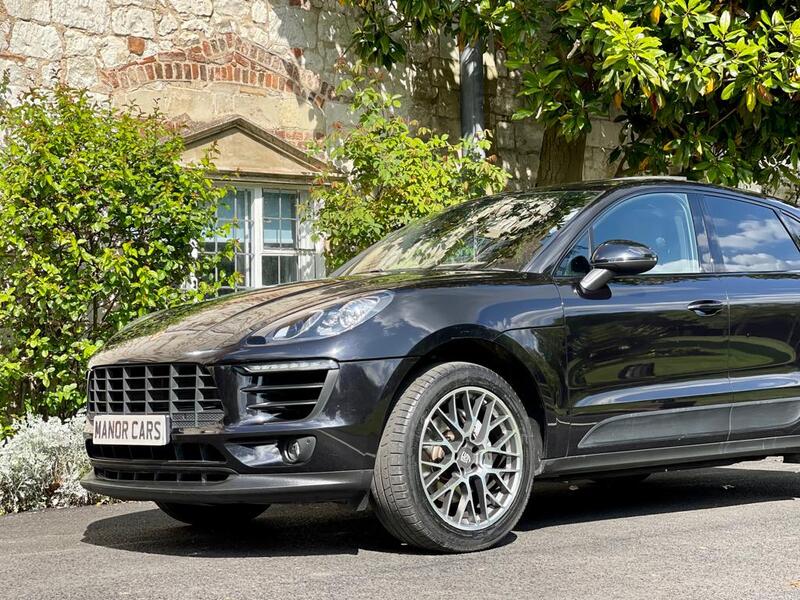 PORSCHE MACAN