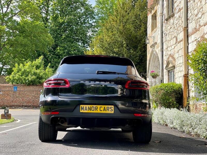 PORSCHE MACAN