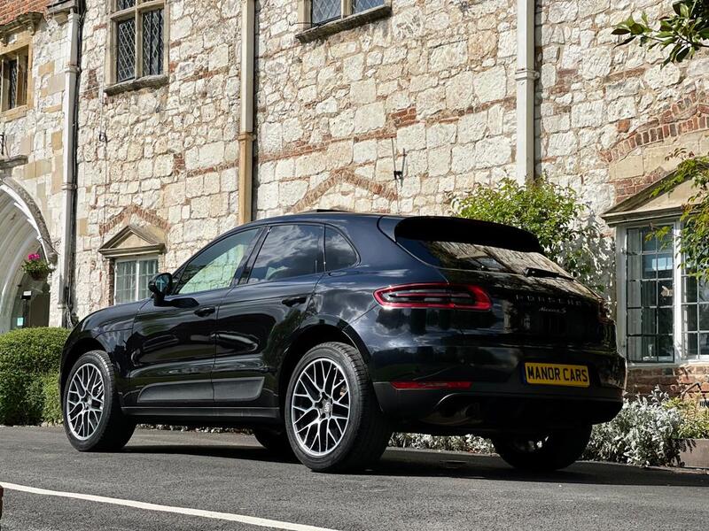 PORSCHE MACAN