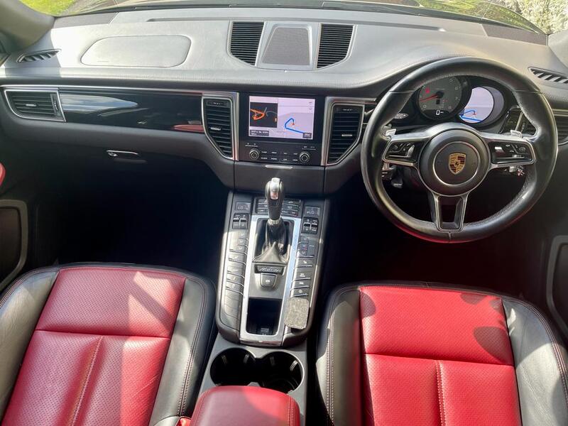 PORSCHE MACAN