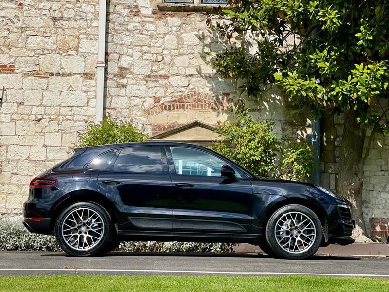 PORSCHE MACAN